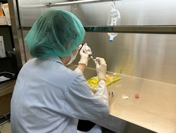 薬剤師が注射薬を調製しています