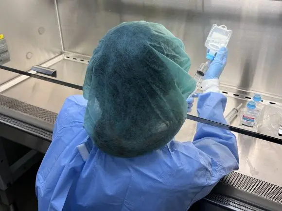 薬剤師が注射薬を調製しています